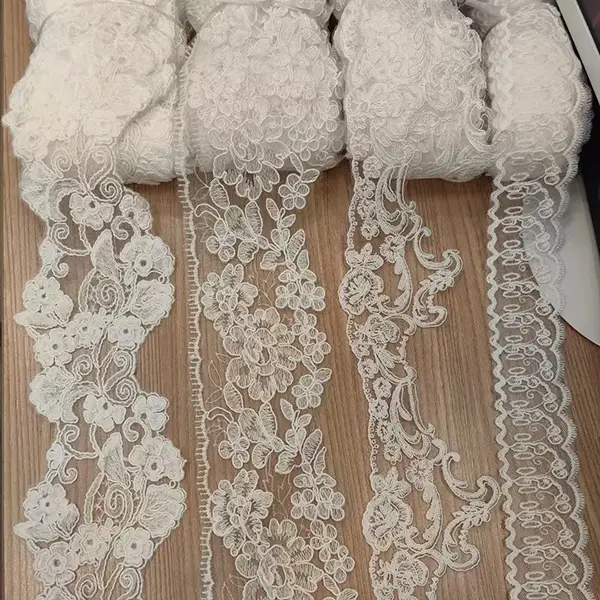Kadın kıyafetleri için şık ve zarif mesh polyester işlemeli dantel